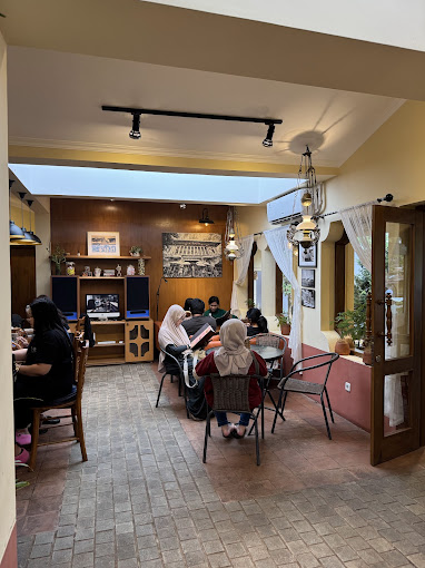 Toko Roti Aren Penumping cafe solo