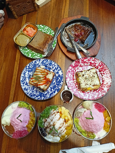 aneka frech toast dan es teker toko roti aren penumping kuliner khas solo